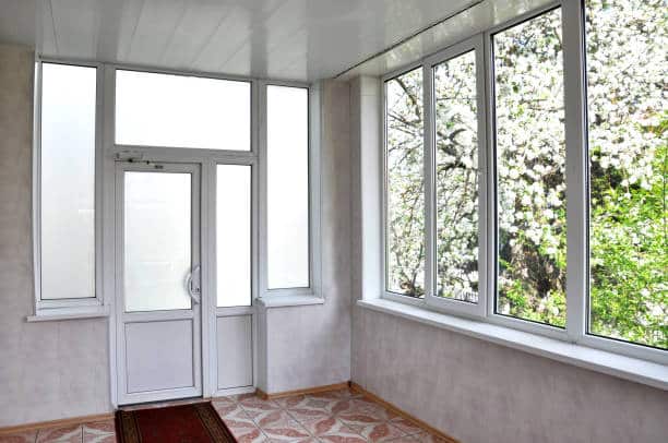 Metal-plastic doors and windows in the loggia Metal-plastic doors and windows in the loggia.