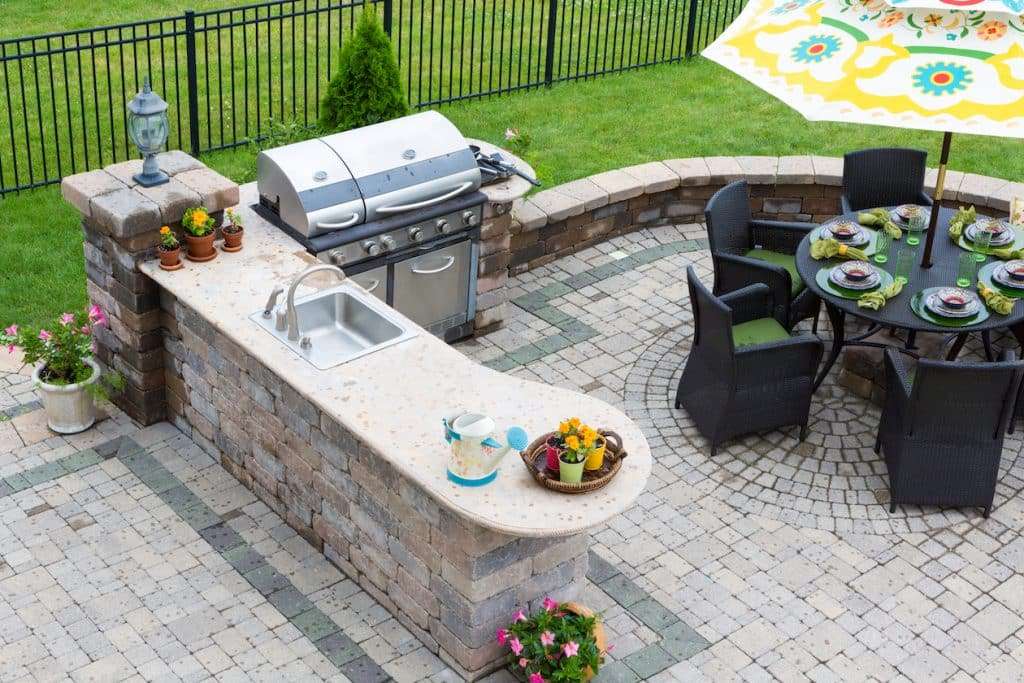 outdoor kitchen contractors